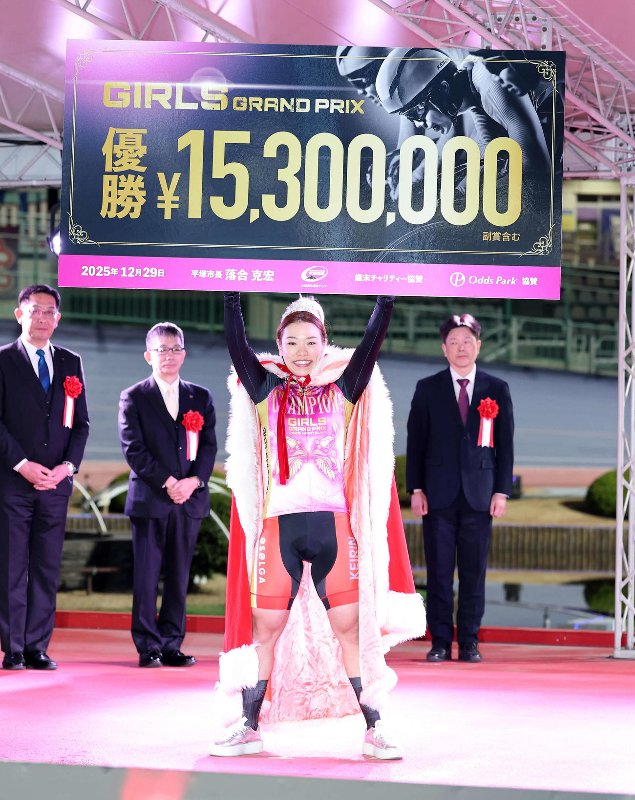 賞金ボードを手に笑顔を見せる佐藤（撮影・鈴木正人）
