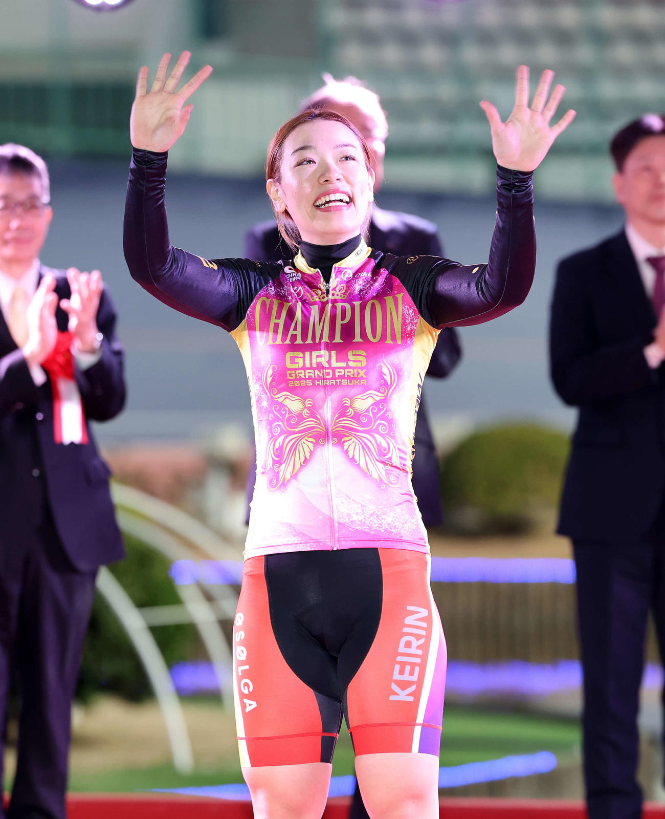 ガールズグランプリを制しファンに手を振る佐藤（撮影・鈴木正人）