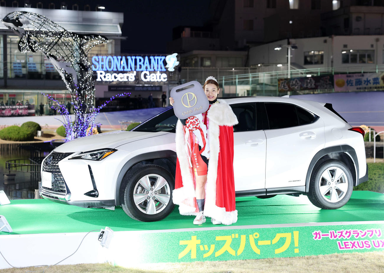 副賞の車の前で笑顔を見せる佐藤（撮影・鈴木正人）