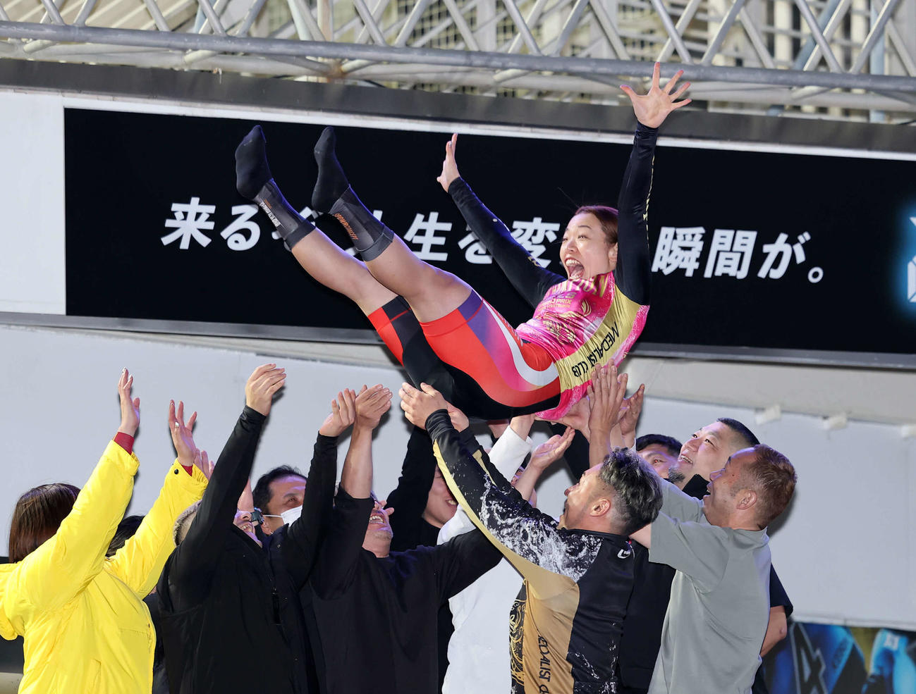 ガールズグランプリを制し胴上げされる佐藤（撮影・鈴木正人）