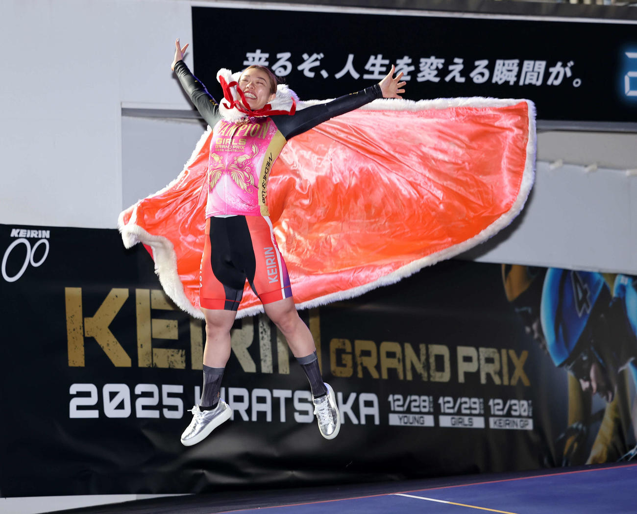 ガールズグランプリを制しジャンプする佐藤（撮影・鈴木正人）