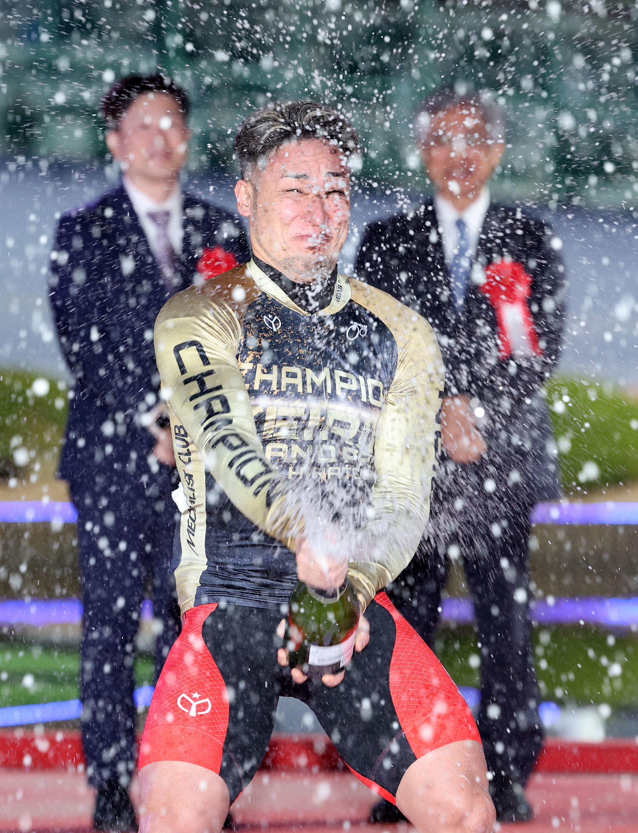 KEIRINグランプリを制しシャンパンファイトする郡司（撮影・鈴木正人）