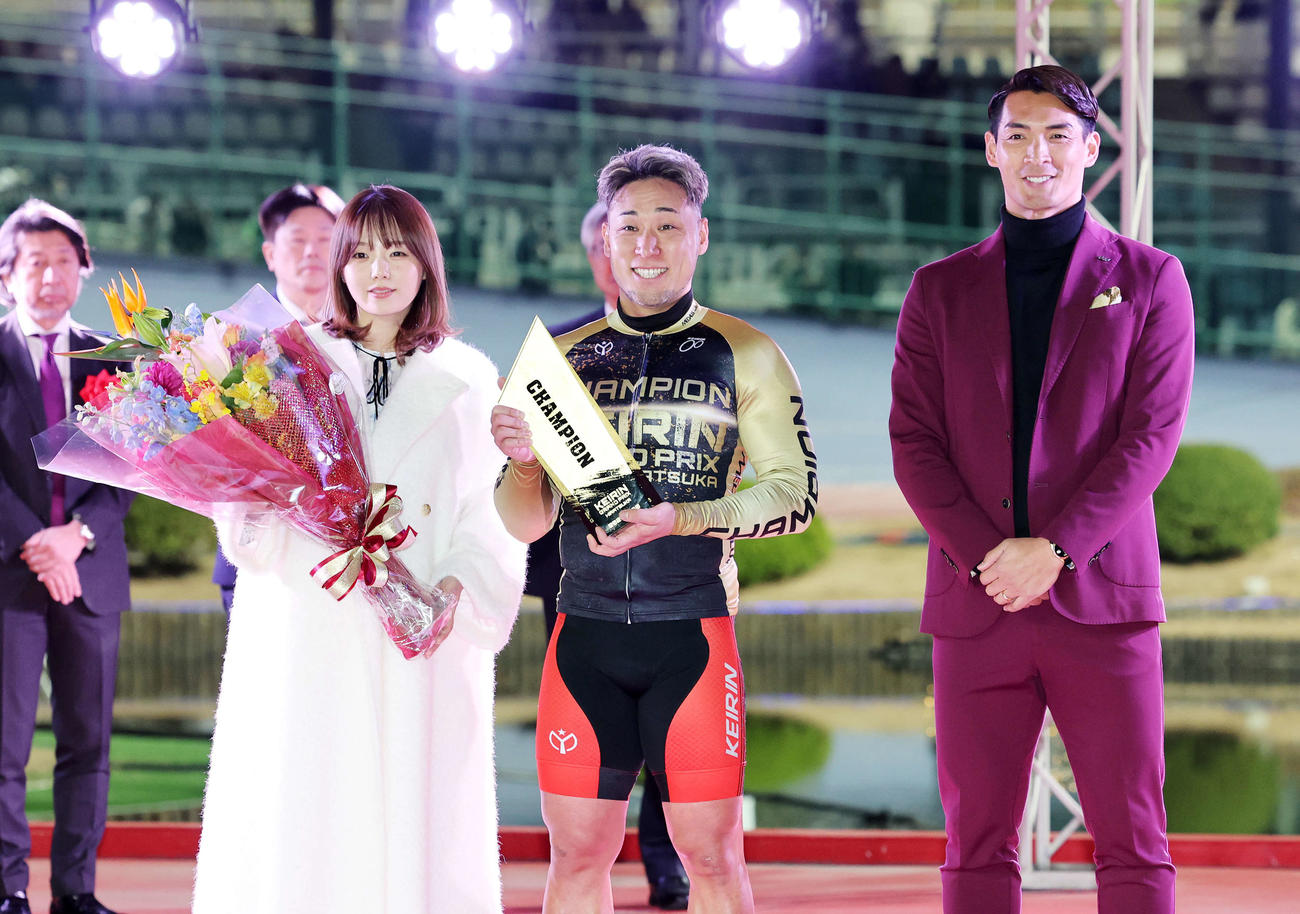 笑顔で写真に納まる、左から篠崎、郡司、槙野氏（撮影・鈴木正人）