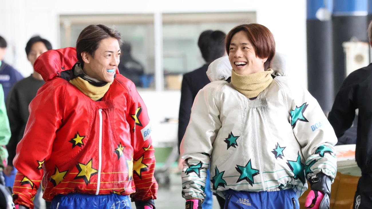 師弟対決となった9R、イン山田丈（右）が竹井貴史のまくり差しを振り切って快勝