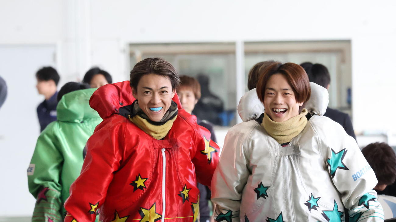師弟対決となった9R、イン山田丈（右）が竹井貴史のまくり差しを振り切って快勝