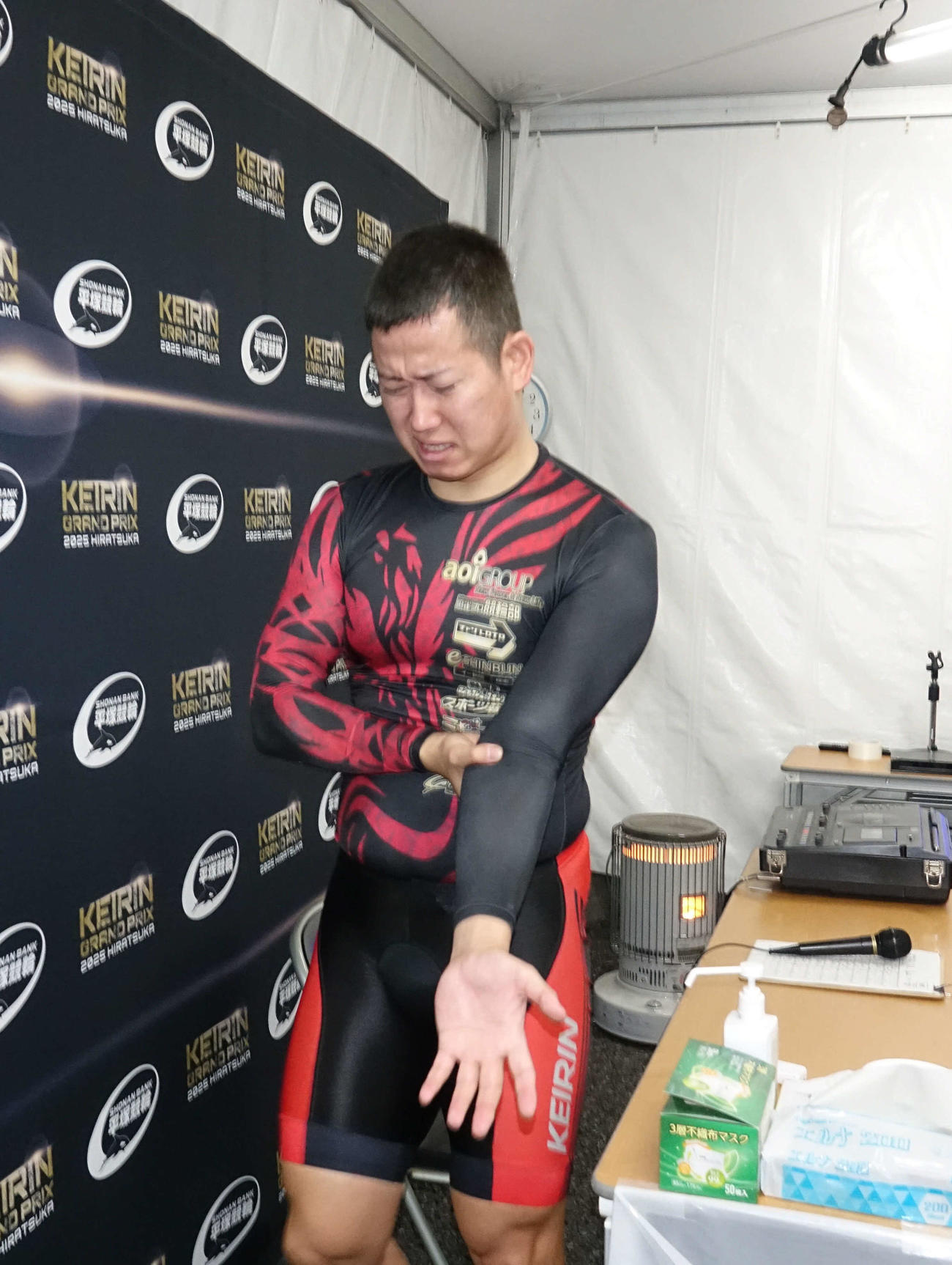 左肘を押さえながら険しい表情で引き揚げる脇本雄太