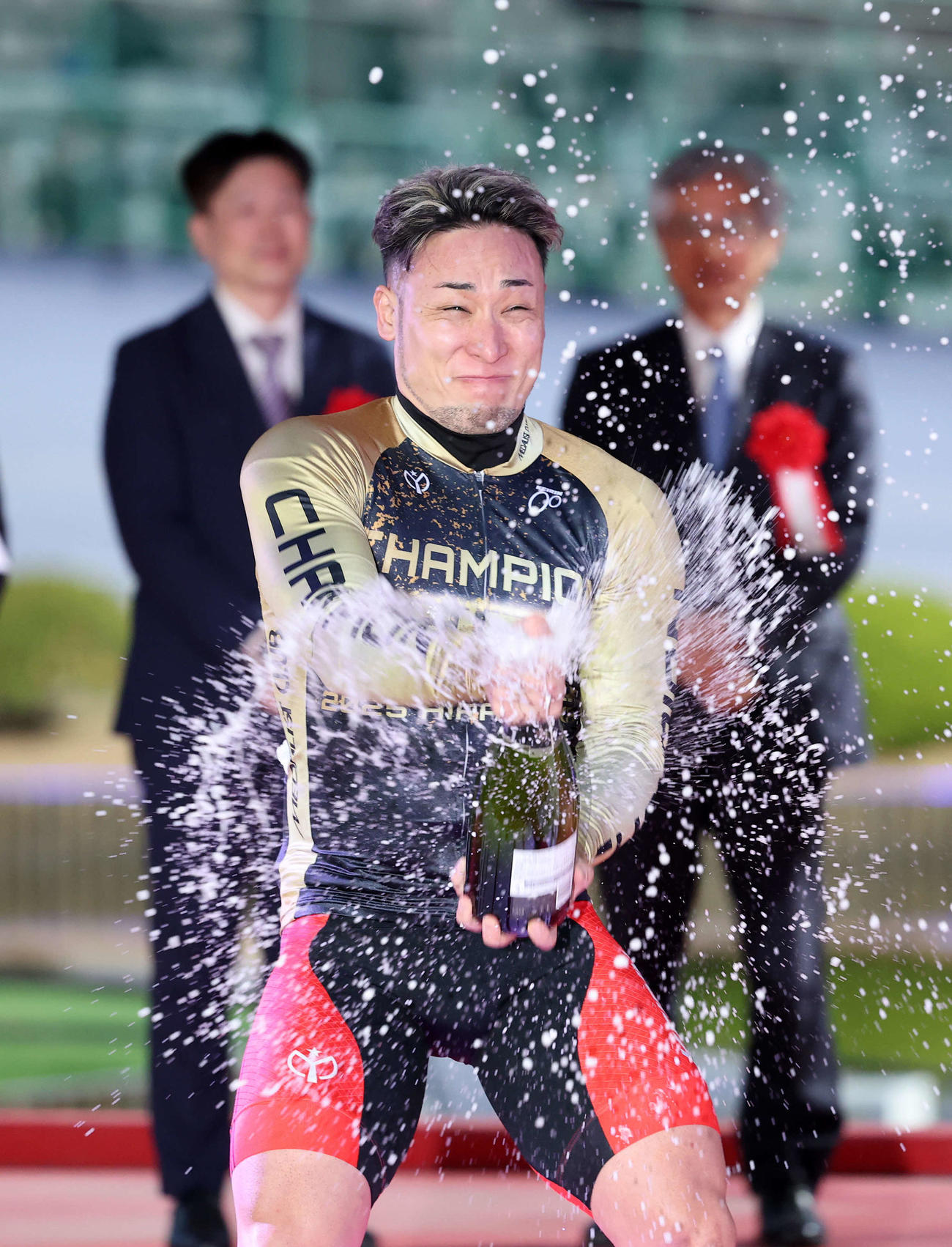 KEIRINグランプリを制しシャンパンファイトする郡司（撮影・鈴木正人）