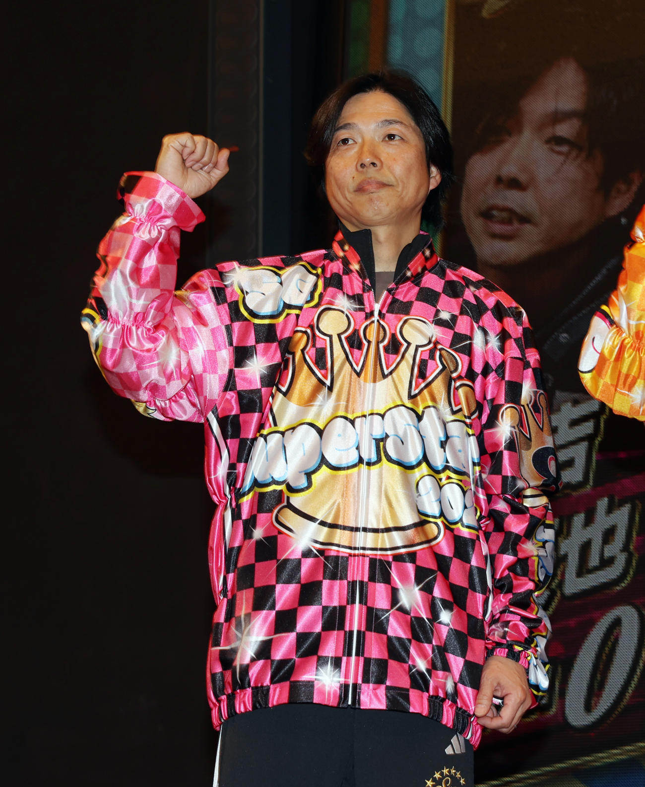 SS王座決定戦の公開枠番選択会でガッツポーズする有吉辰也（撮影・柴田隆二）