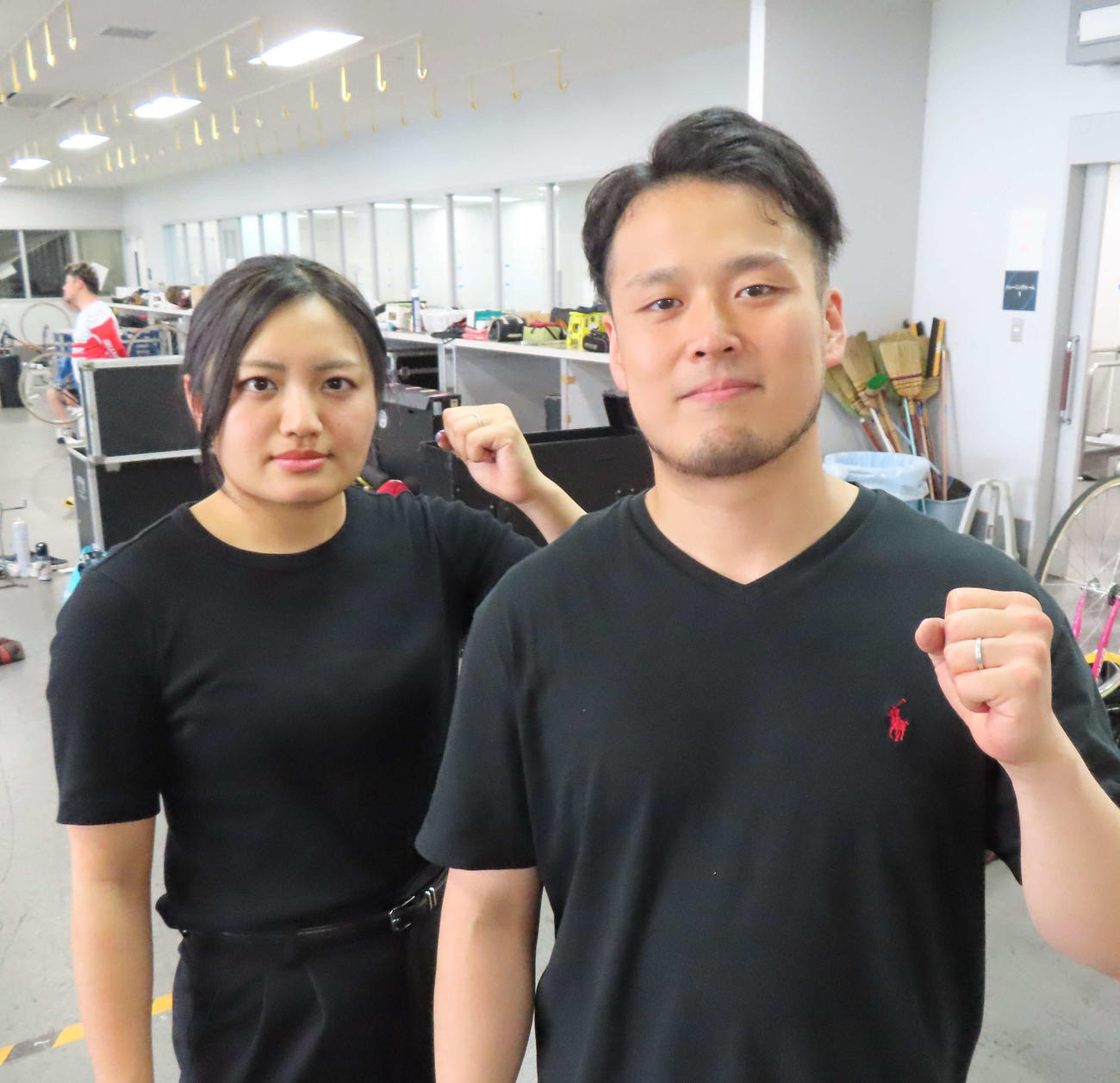 高木香帆（左）と夫・久保光司（2025年6月撮影）