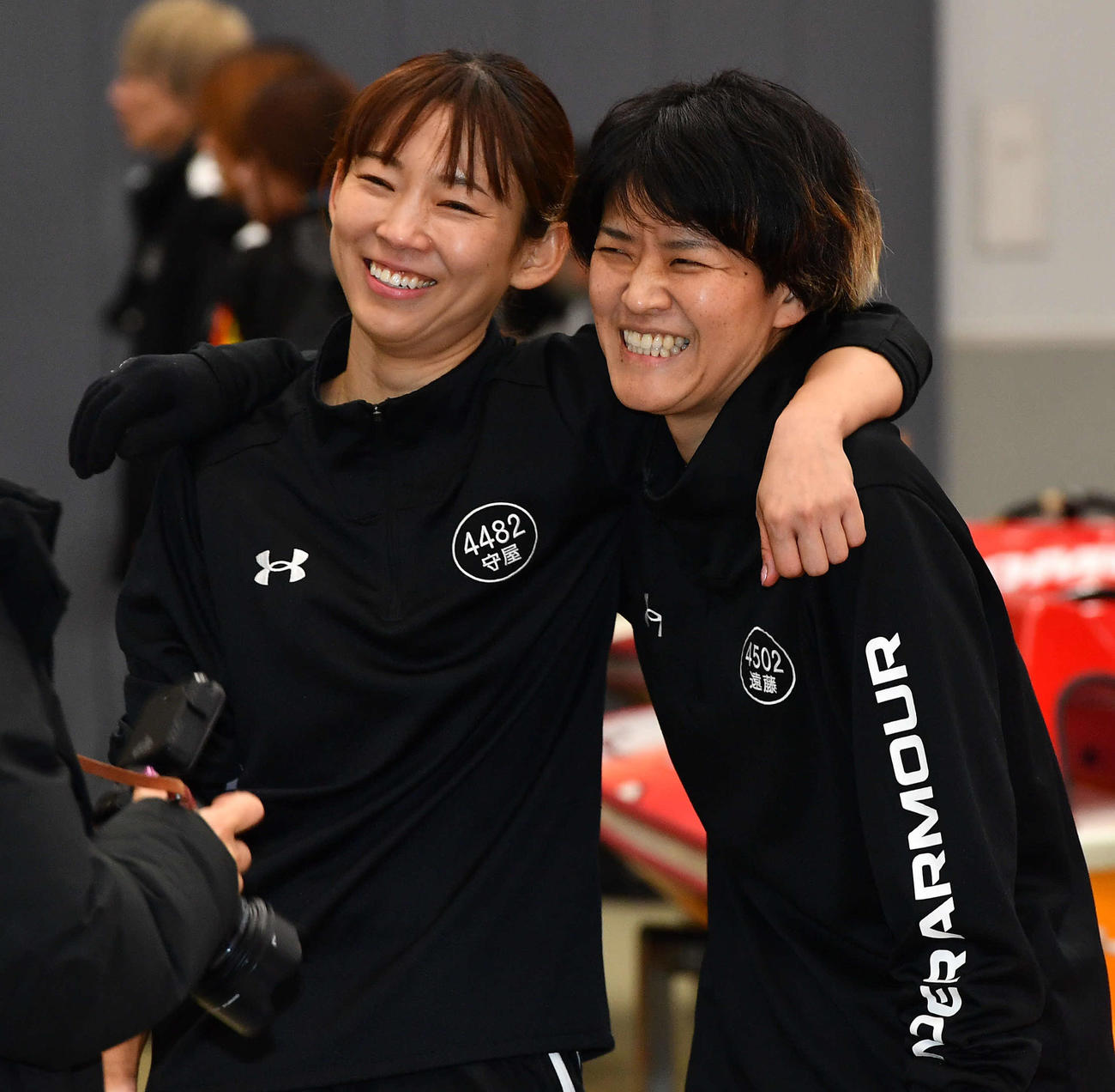 PG1クイーンズクライマックス　優勝戦出場を決めた遠藤エミ（右）は、守屋美穂と肩を組んで笑顔を見せる（撮影・岩下翔太）