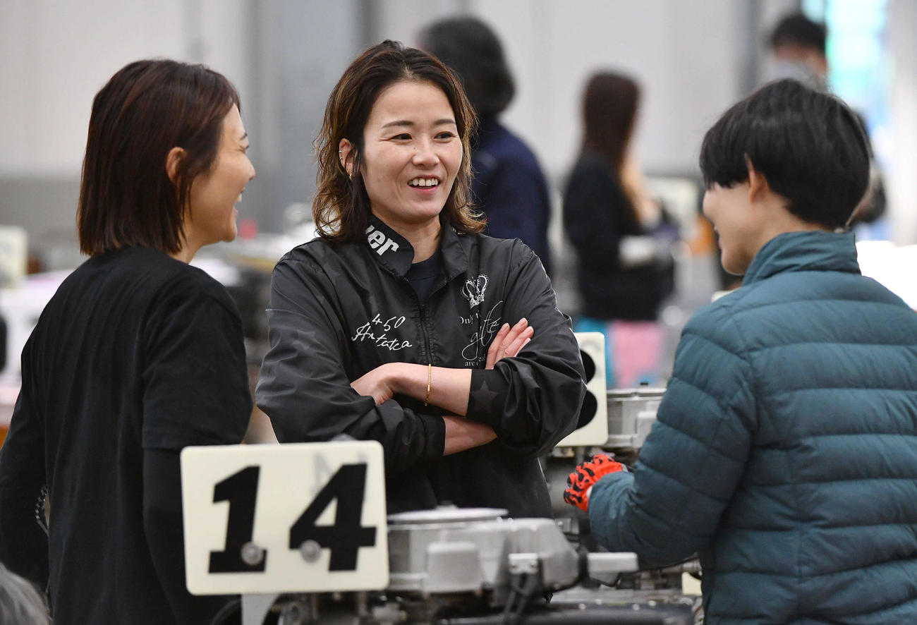 PG1クイーンズクライマックス　12Rの賞金女王決定戦を前に、4447深川麻奈美（左）、4443津田裕絵（右）と話す4450平高奈菜（撮影・岩下翔太）