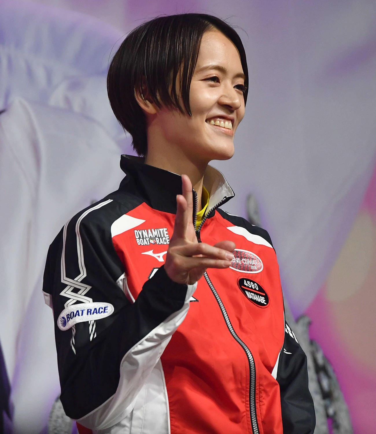 PG1クイーンズクライマックス賞金女王決定戦出場選手インタビューでファンにピースサインを見せる4590渡辺優美（撮影・岩下翔太）
