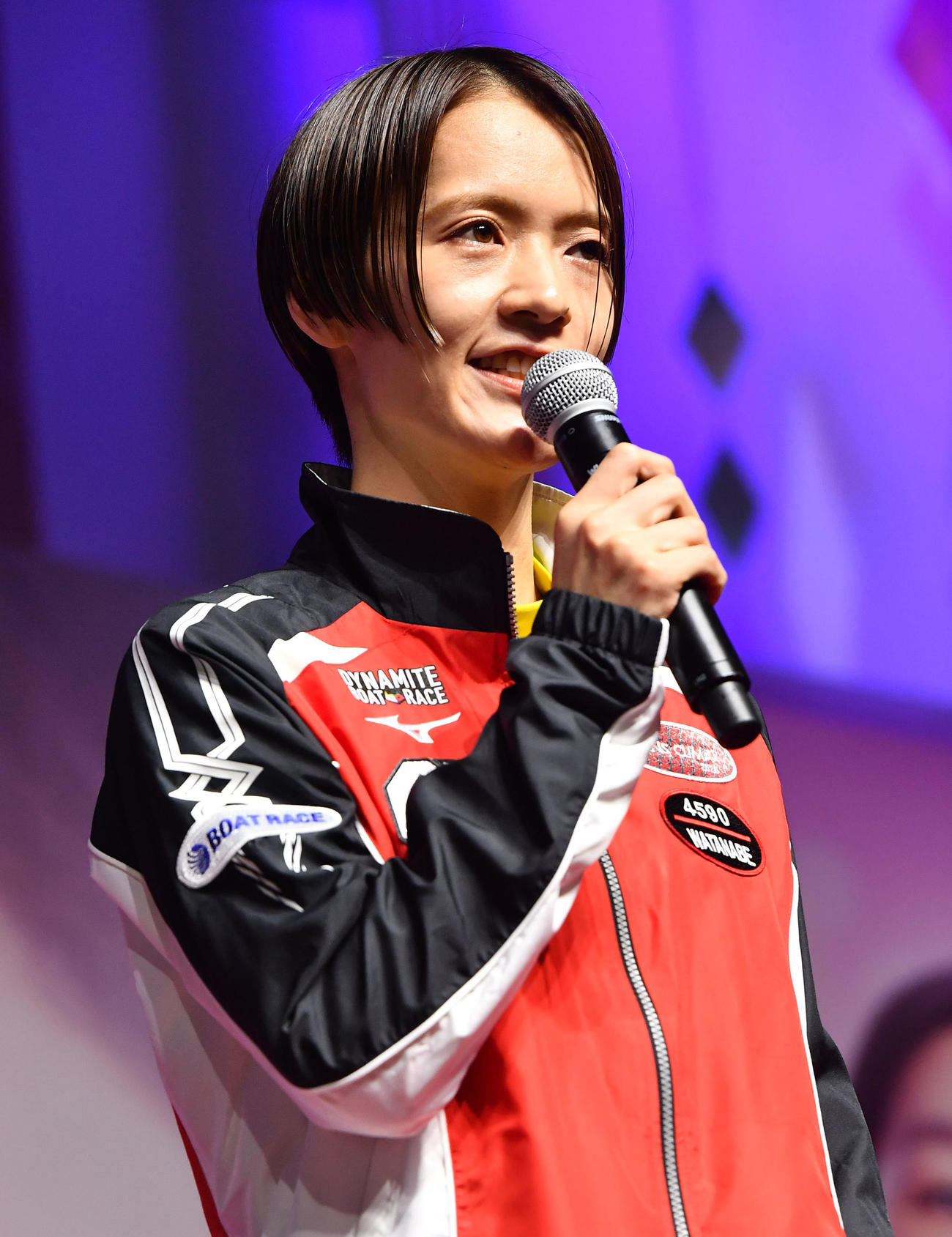 PG1クイーンズクライマックス賞金女王決定戦出場選手インタビューを行う4590渡辺優美（撮影・岩下翔太）