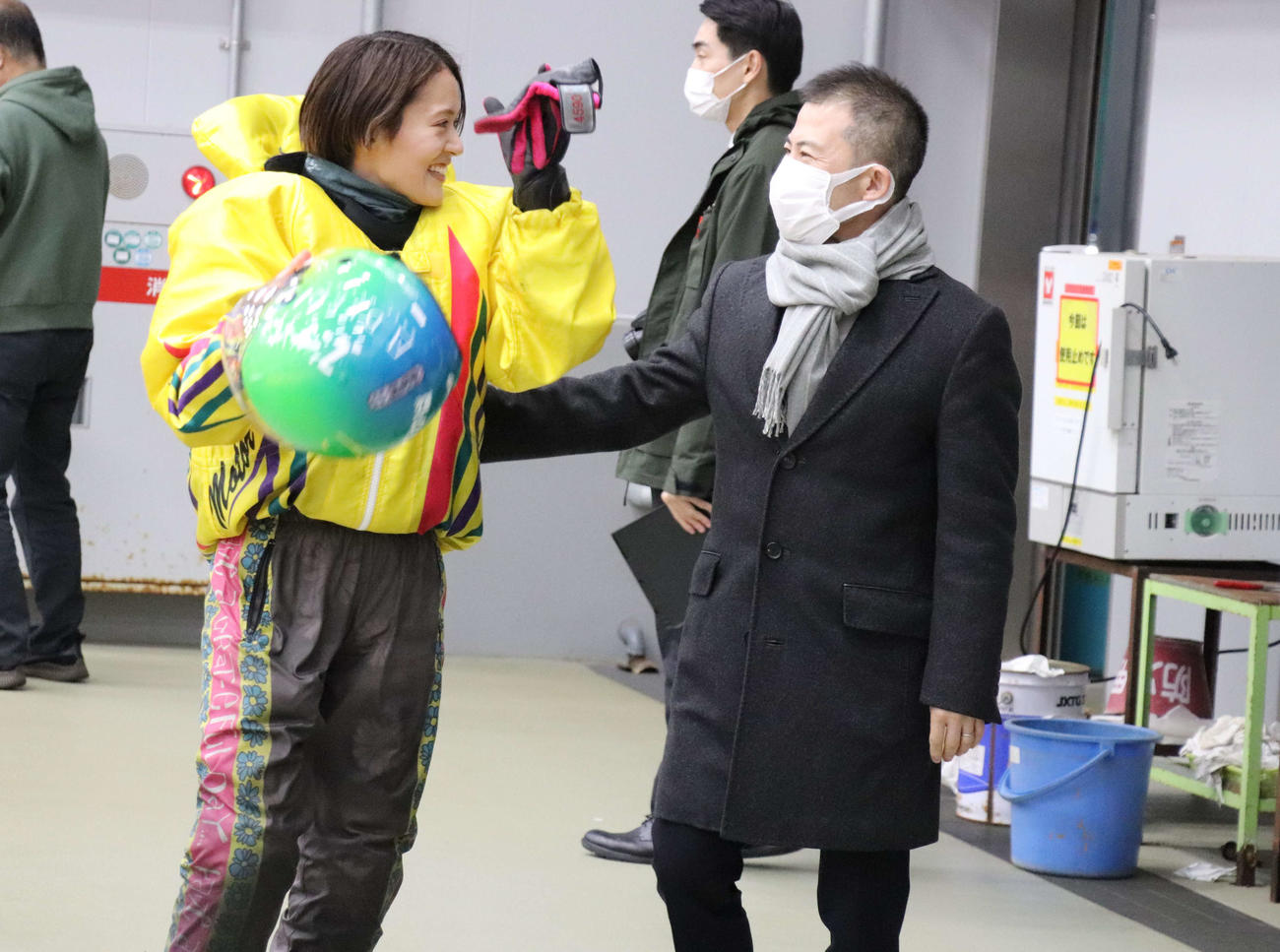 瓜生正義選手会長（右）に労いの言葉をかけられた渡辺優美
