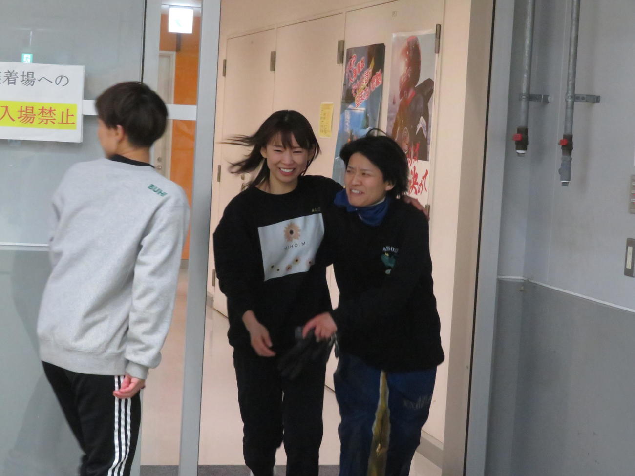 守屋美穂（左）に肩を抱かれ慰められる遠藤エミ
