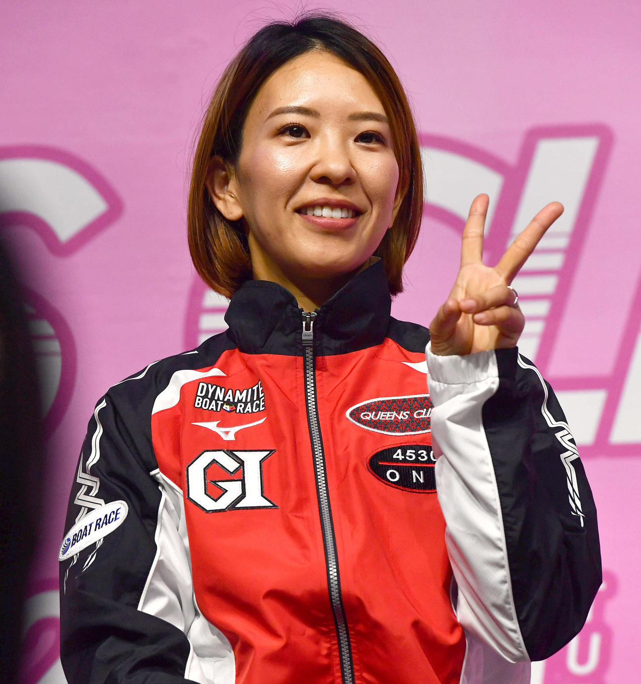 出場選手インタビューでファンにピースサインを見せる小野生奈（撮影・岩下翔太）