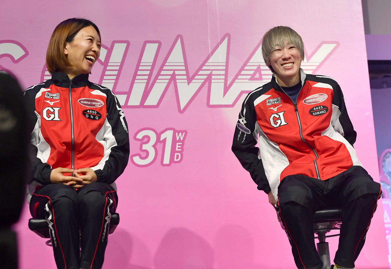PG1クイーンズクライマックス賞金女王決定戦出場選手インタビューで談笑する4530小野生奈（左）と4433川野芽唯（撮影・岩下翔太）