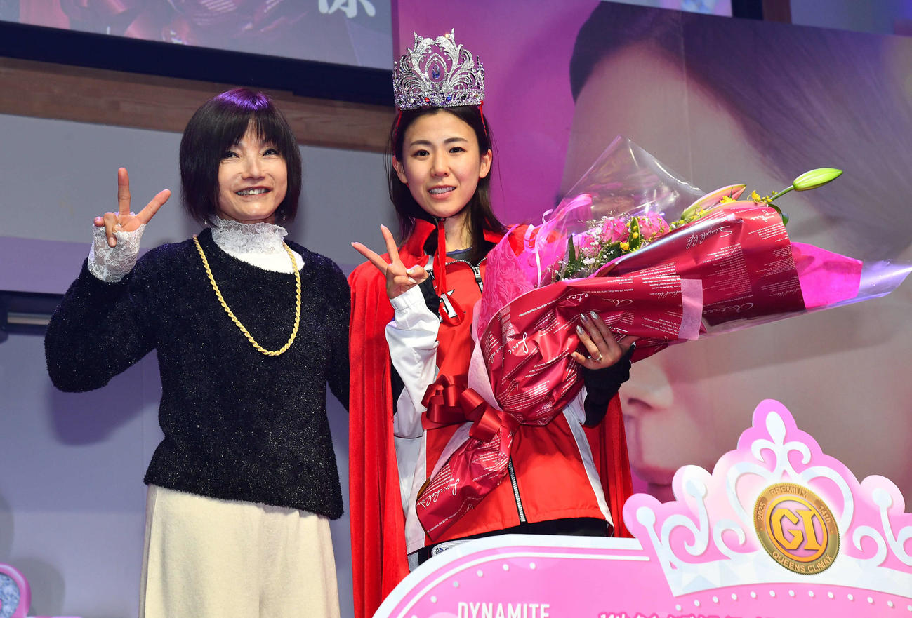 P・G1クイーンズクライマックス表彰式で日高逸子さん（左）から花束を贈られ、笑顔の鎌倉涼（撮影・岩下翔太）
