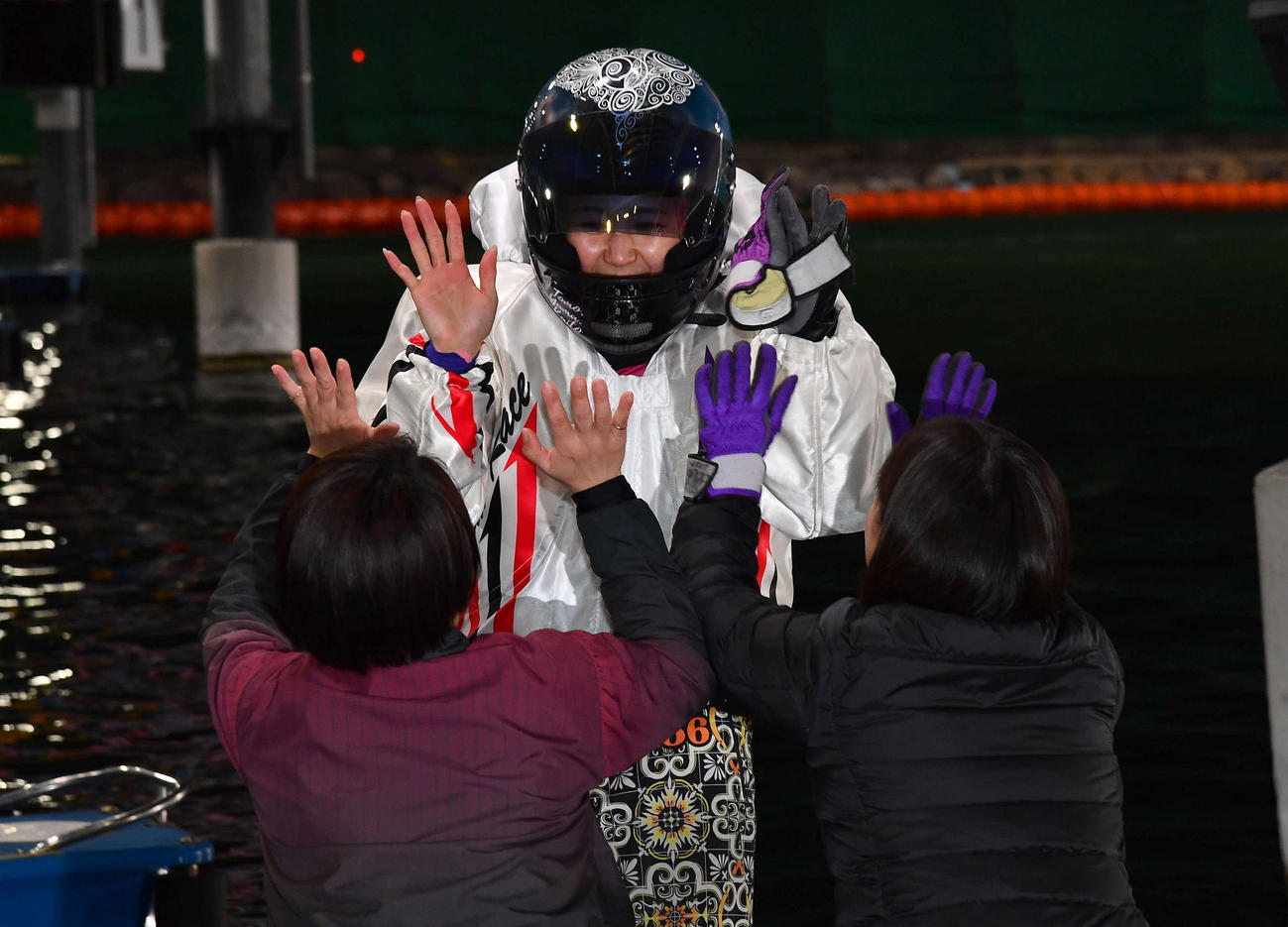 PG1クイーンズクライマックス　12R、賞金女王決定戦を制した4456鎌倉涼は仲間たちと笑顔でハイタッチ（撮影・岩下翔太）