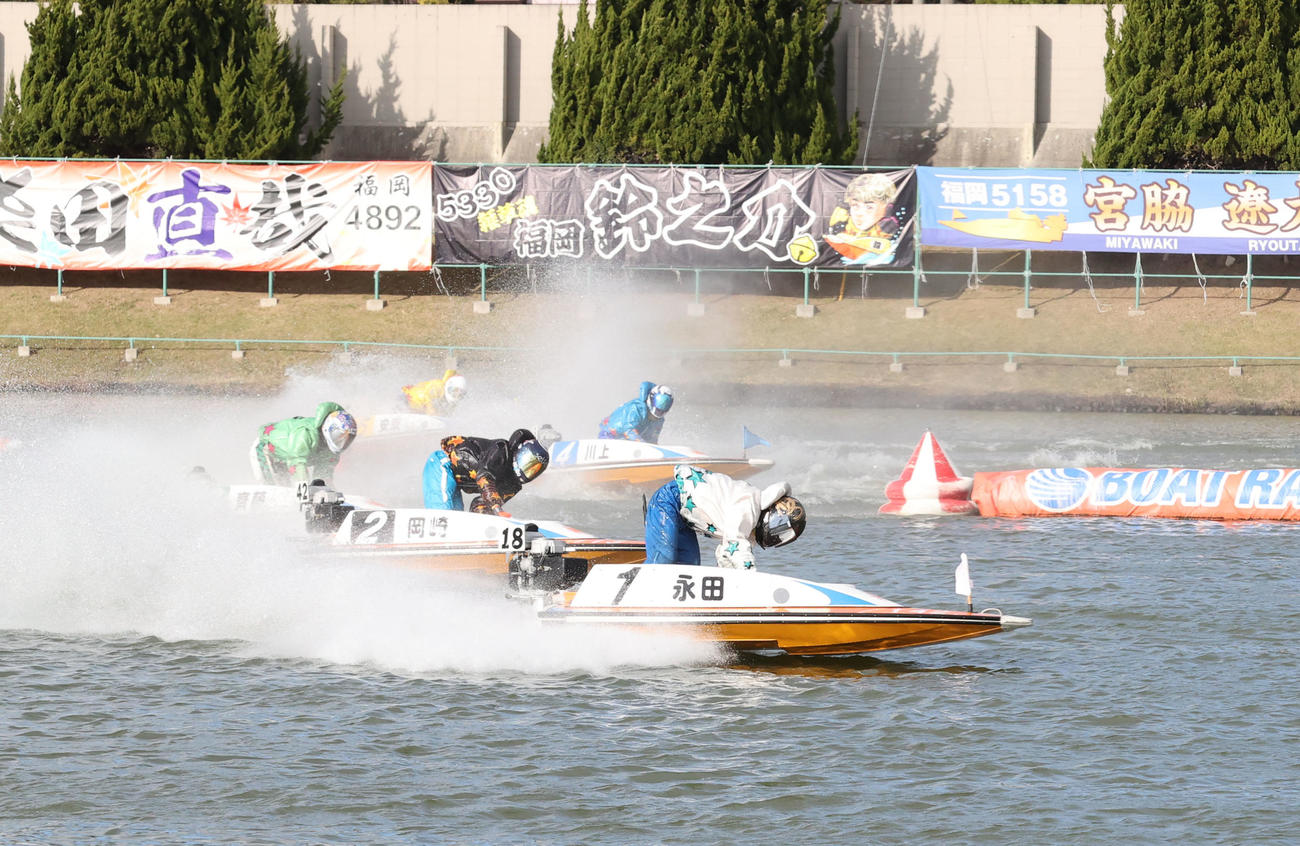 準優12R 1着1号艇永田啓二、2着2号艇岡崎恭裕（撮影・梅根麻紀）