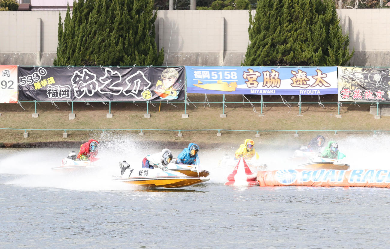 11R 1周2マーク　1着1号新開航、2着5号艇松崎祐太郎（撮影・梅根麻紀）