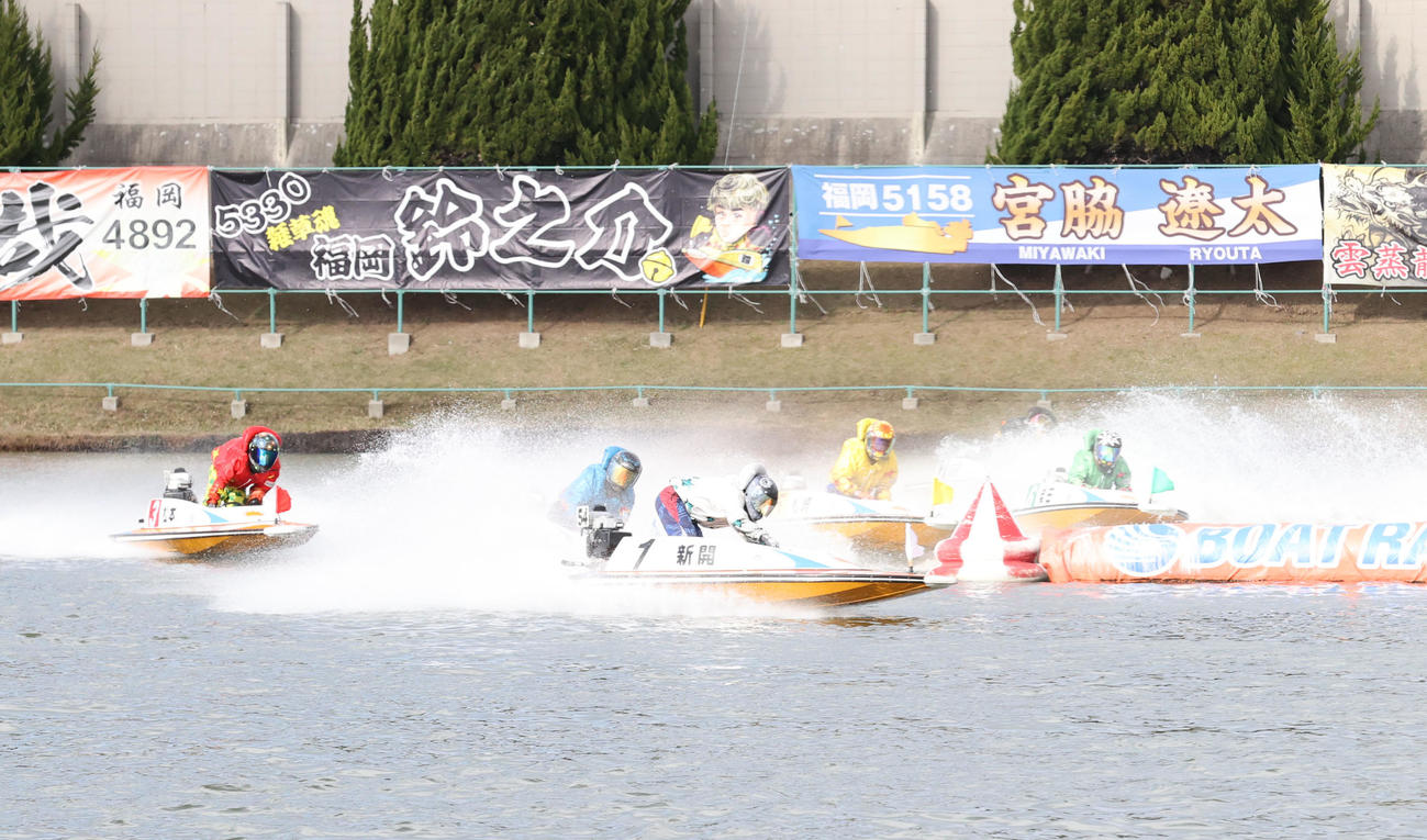11R 1周2マーク　1着1号新開航、2着5号艇松崎祐太郎（撮影・梅根麻紀）