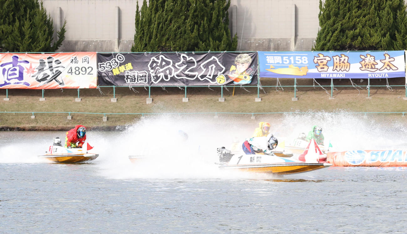 11R 1周2マーク　1着1号新開航、2着5号艇松崎祐太郎（撮影・梅根麻紀）
