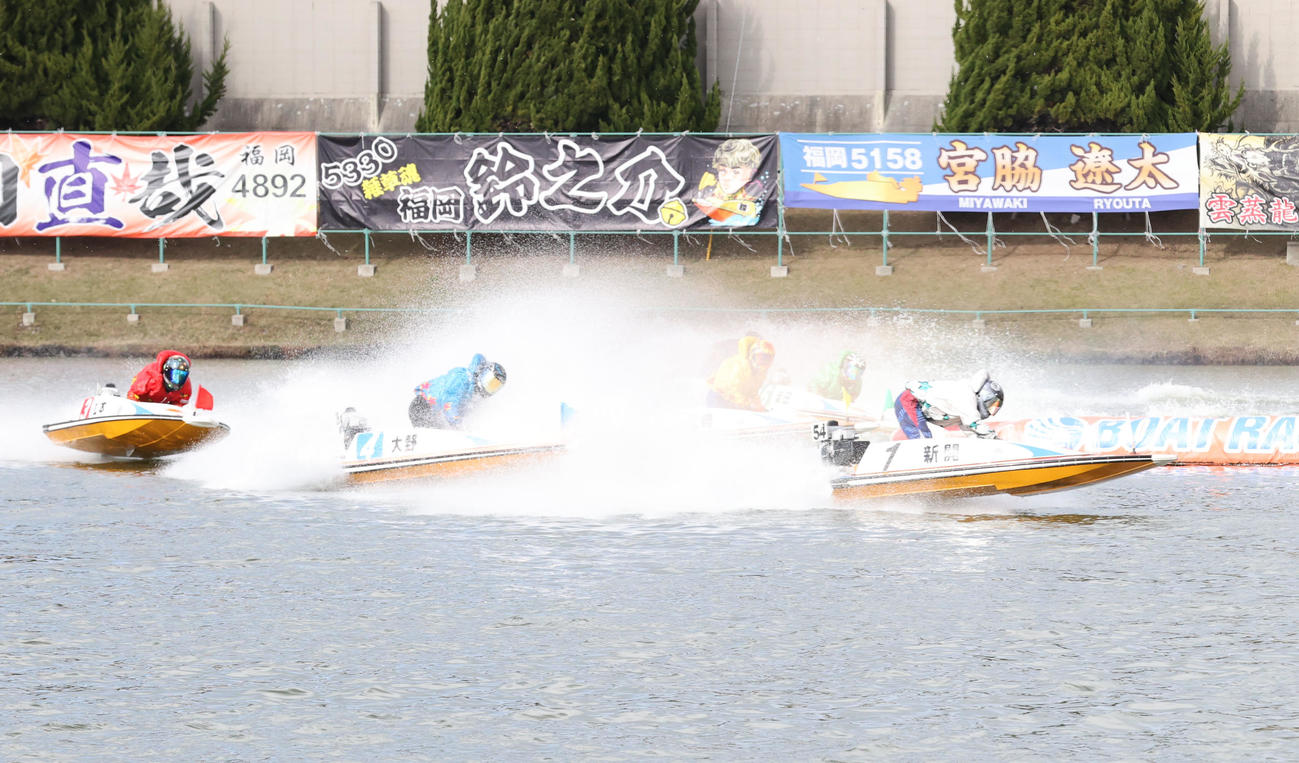 11R 1周2マーク　1着1号新開航、2着5号艇松崎祐太郎（撮影・梅根麻紀）