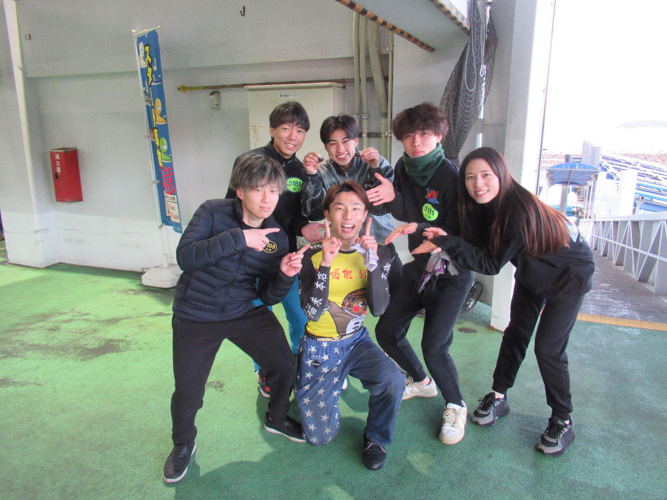 仲間から優勝を祝福される前原大道