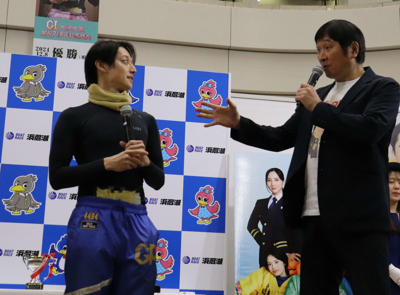 優勝した河合佑樹（左）にほいけんたさんがお祝いの言葉を送った