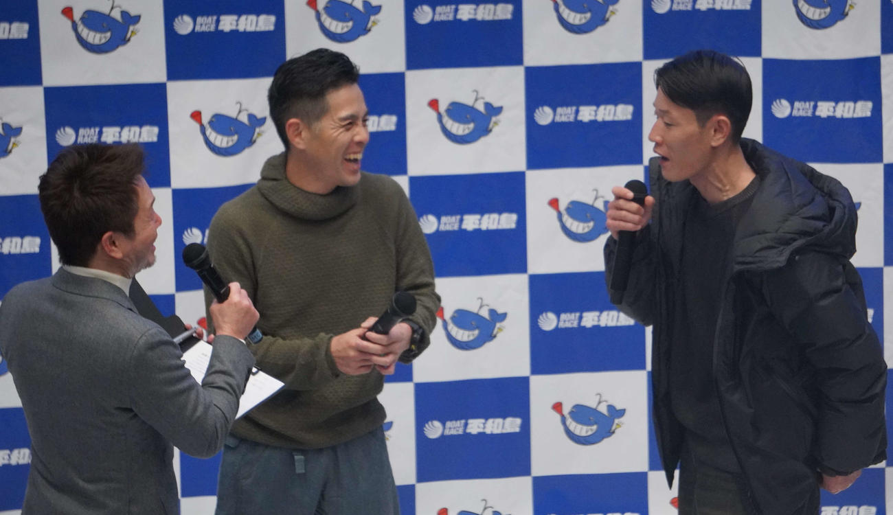 茅原悠紀（右）は平和島ボートトークショーを行った。そこへ菊地孝平がサプライズ出演。左端はMCを務めた元レーサー熊谷直樹氏