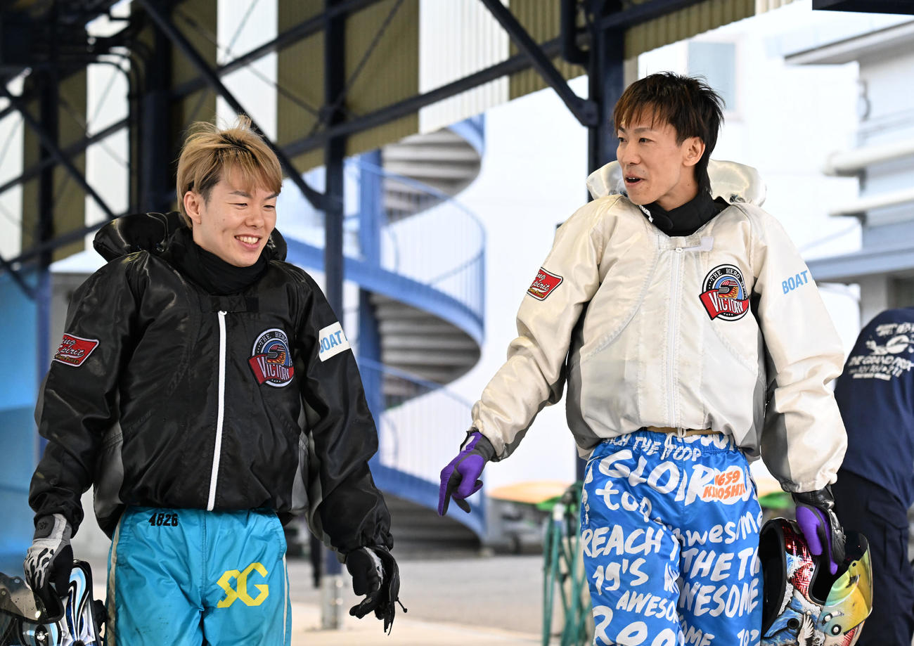住之江10R 1着木下翔太（右）と2着井上一輝（撮影・和賀正仁）