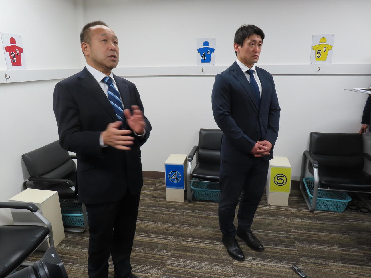 前検日に取材に応じる北井佑季（右）と高木隆弘