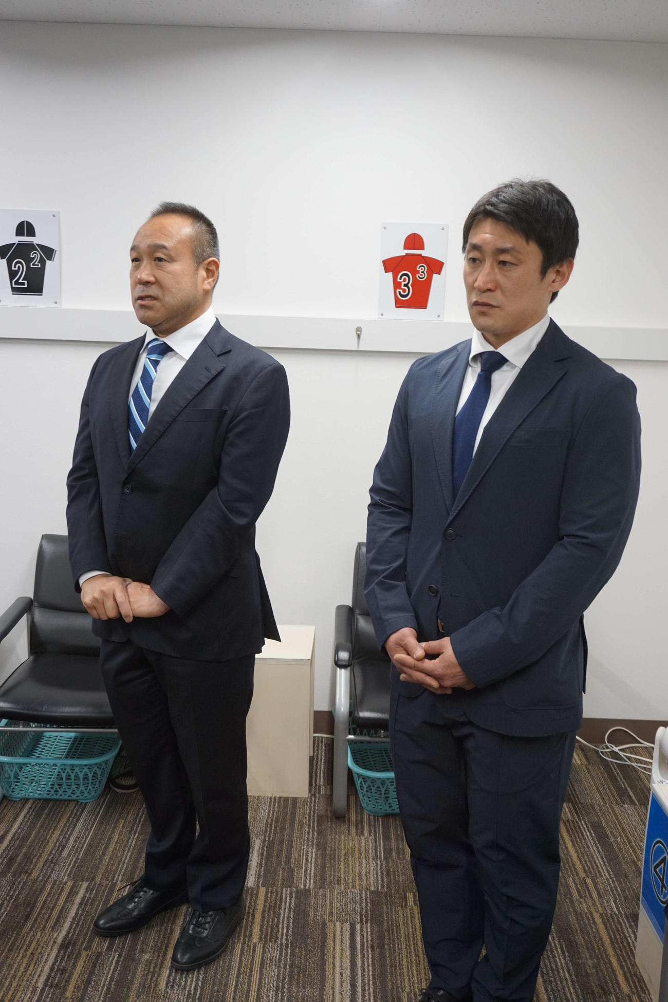 11カ月ぶりの復帰戦に臨む北井佑季が事情説明を行った（左は高木隆弘）