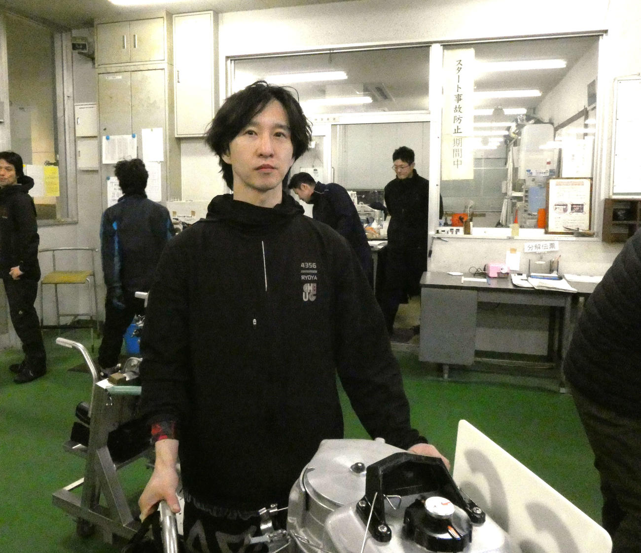 長岡良也が駆る66号機は物足りないようで、調整を急ぐ（撮影・前原一樹）