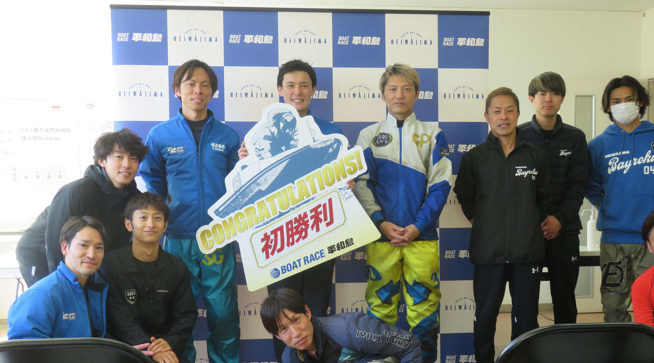 熊倉幹太（中央）は2Rでデビュー初勝利を飾り、浜野谷憲吾（中央右）ら東京支部の先輩たちから祝福される