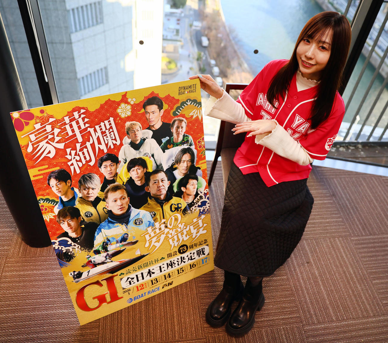 ボートレース芦屋で行われるG1全日本王座決定戦のPRに来社したまりえーるさん（撮影・宮崎幸一）