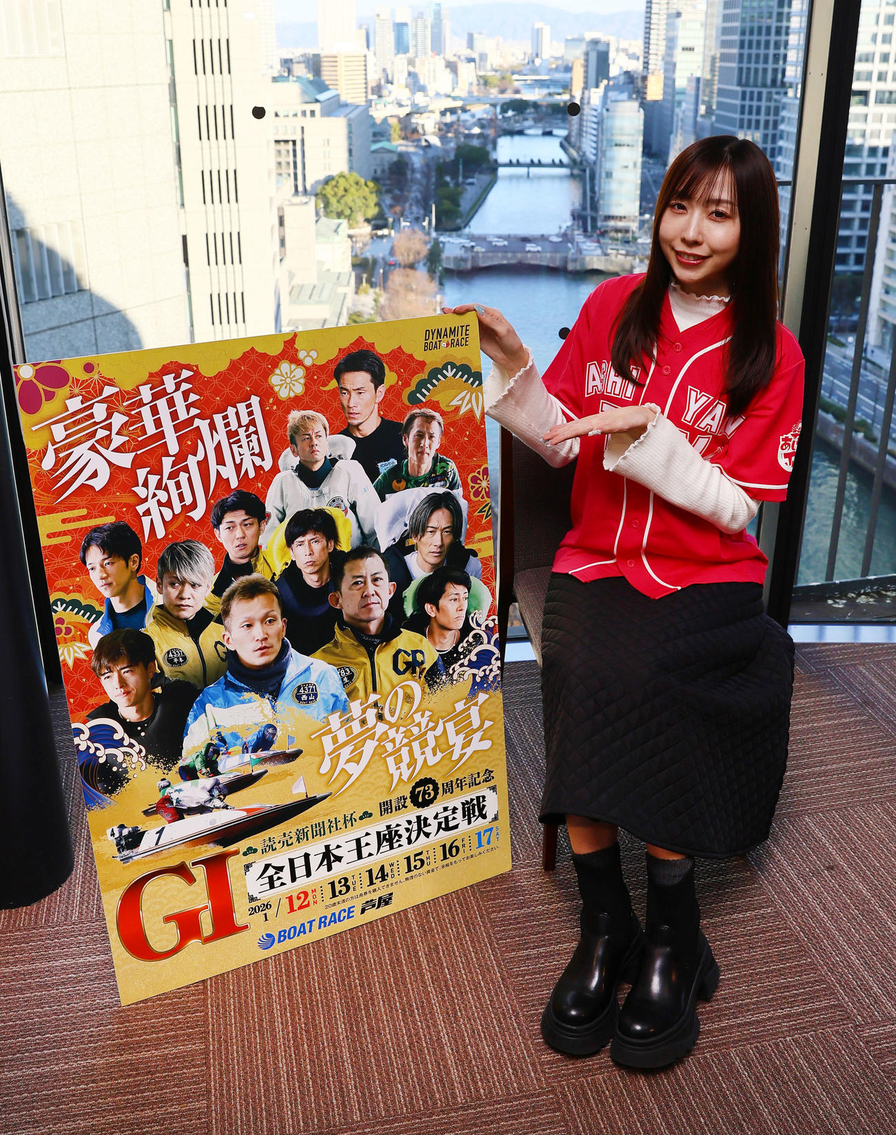 ボートレース芦屋で行われるG1全日本王座決定戦のPRに来社したまりえーるさん（撮影・宮崎幸一）