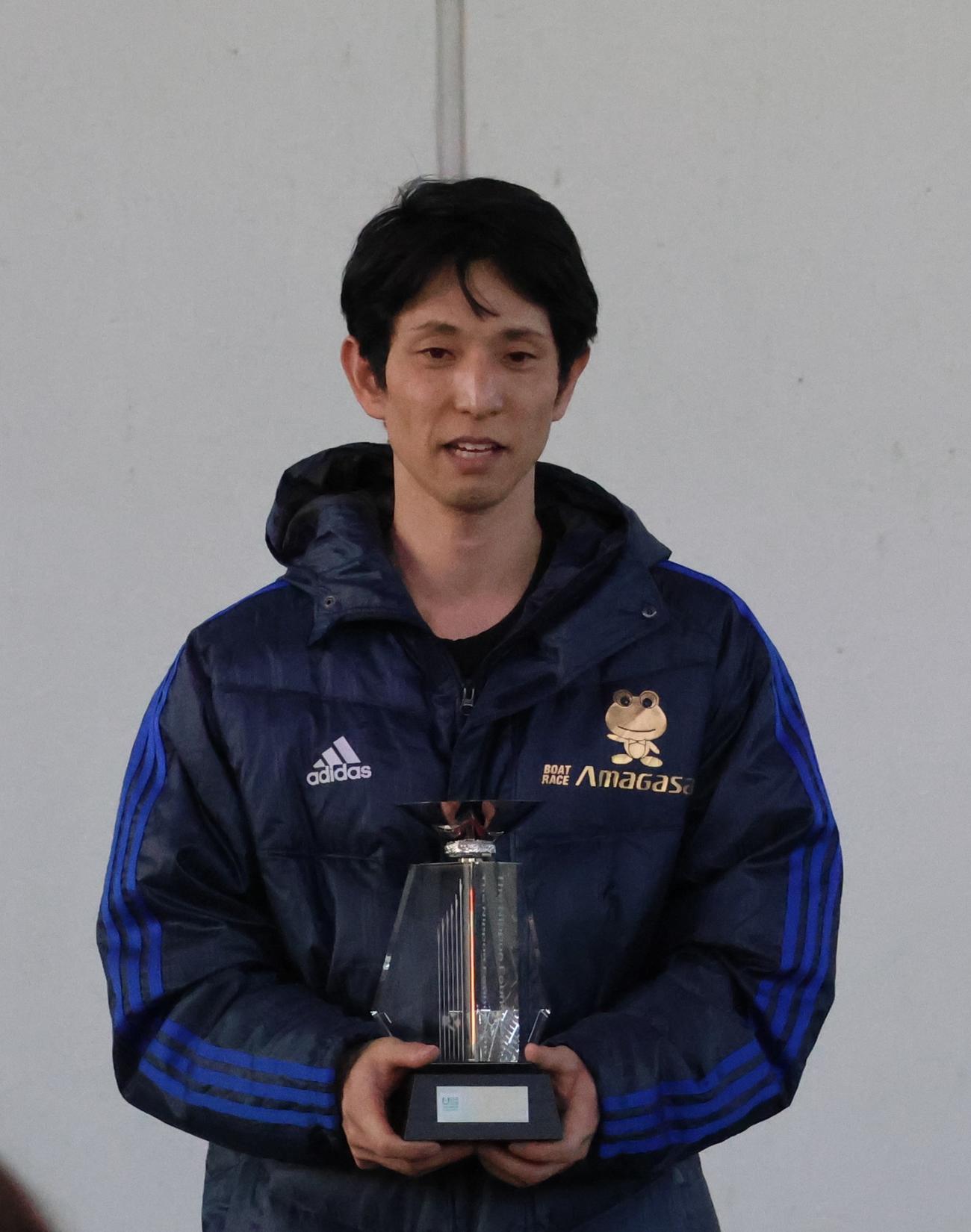 優勝戦は高野哲史がV奪取。がっちり優勝トロフィーを手にした（撮影・北條直治）