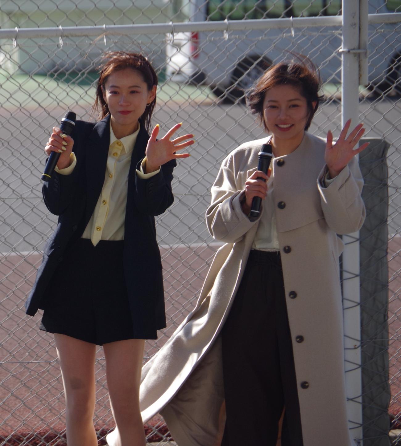 ボートレーサーの野田なづき（左）と北村寧々はトークショーでポーズを取る
