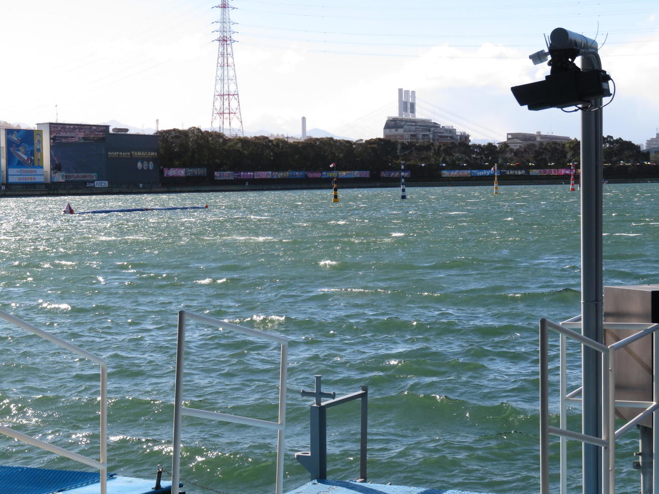 日本一の静水面である多摩川が強風で水面が荒れる