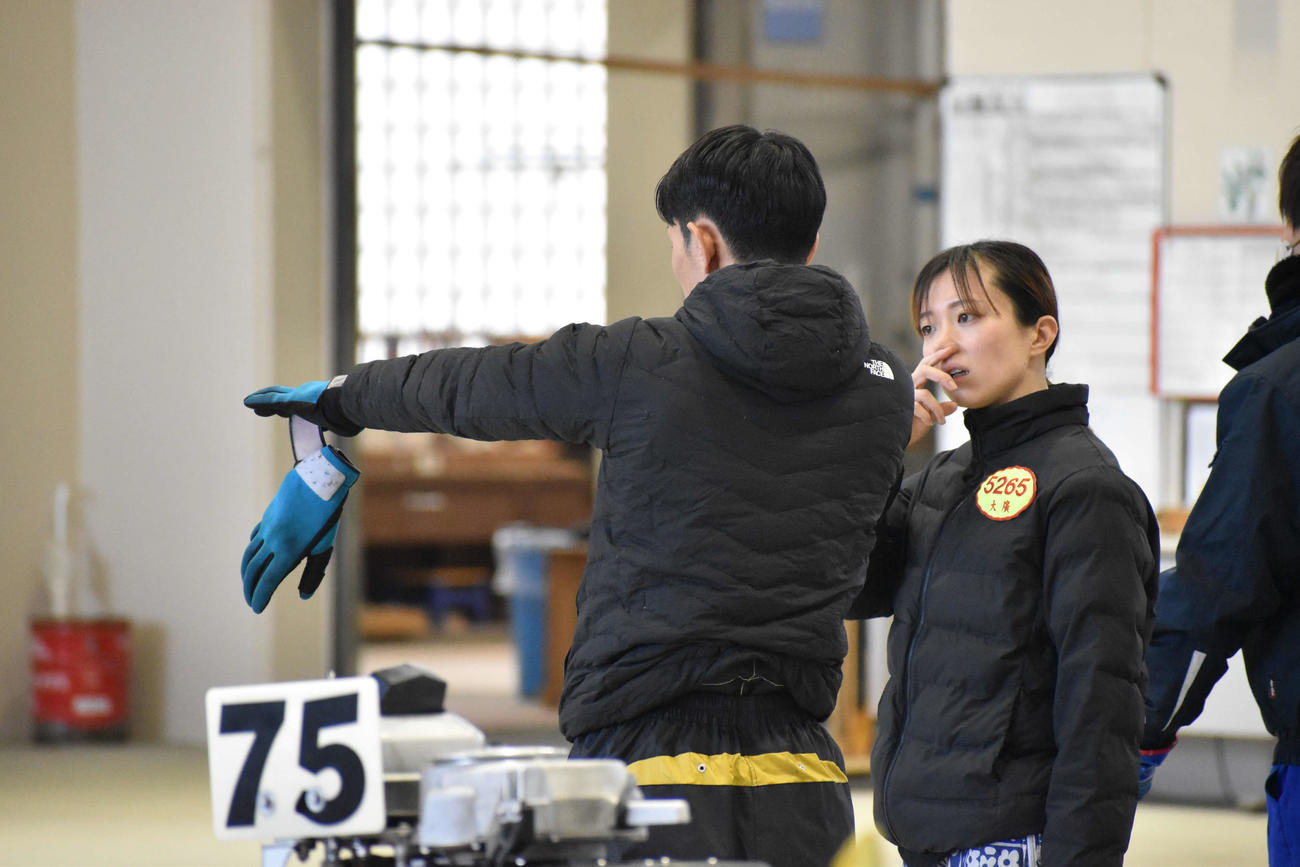 レース後、茅原悠紀に熱血指導を受ける大広咲季
