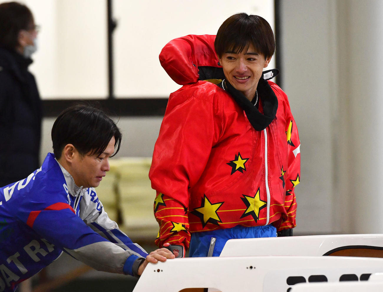 7R、勝利した4831羽野直也（右）は4848仲谷颯仁と笑顔で話す（撮影・岩下翔太）