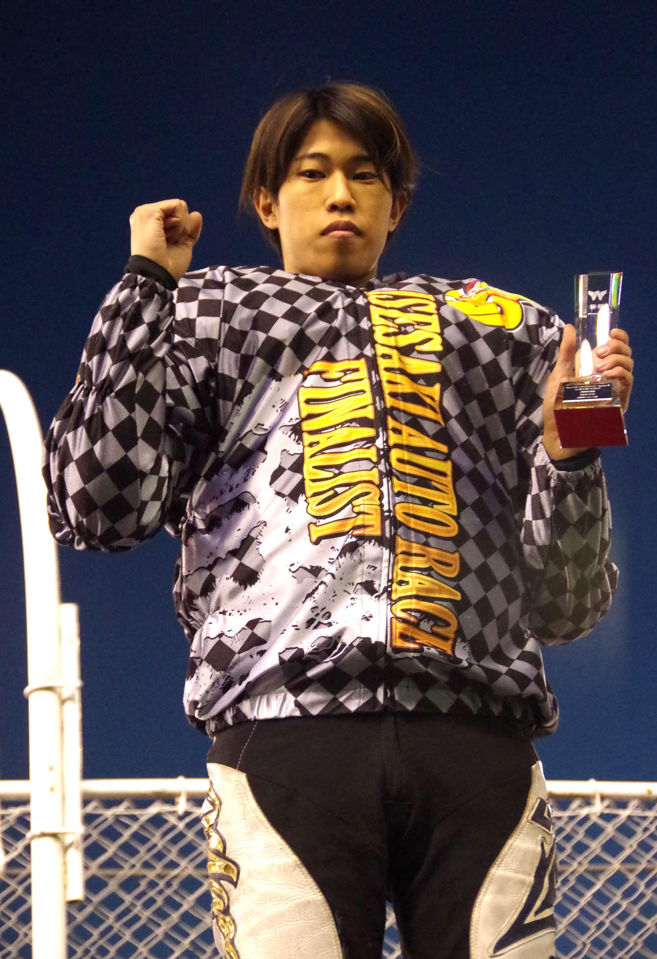 長田稚也がG1は2度目の制覇でトロフィー片手に記念撮影