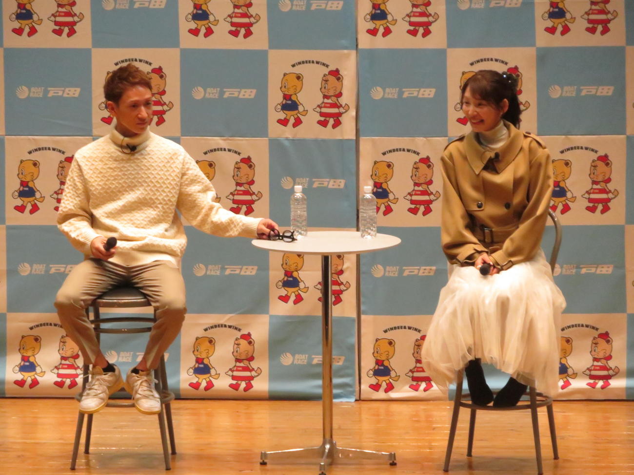 夫婦でトークショーに登場した佐藤翼（左）と土屋南