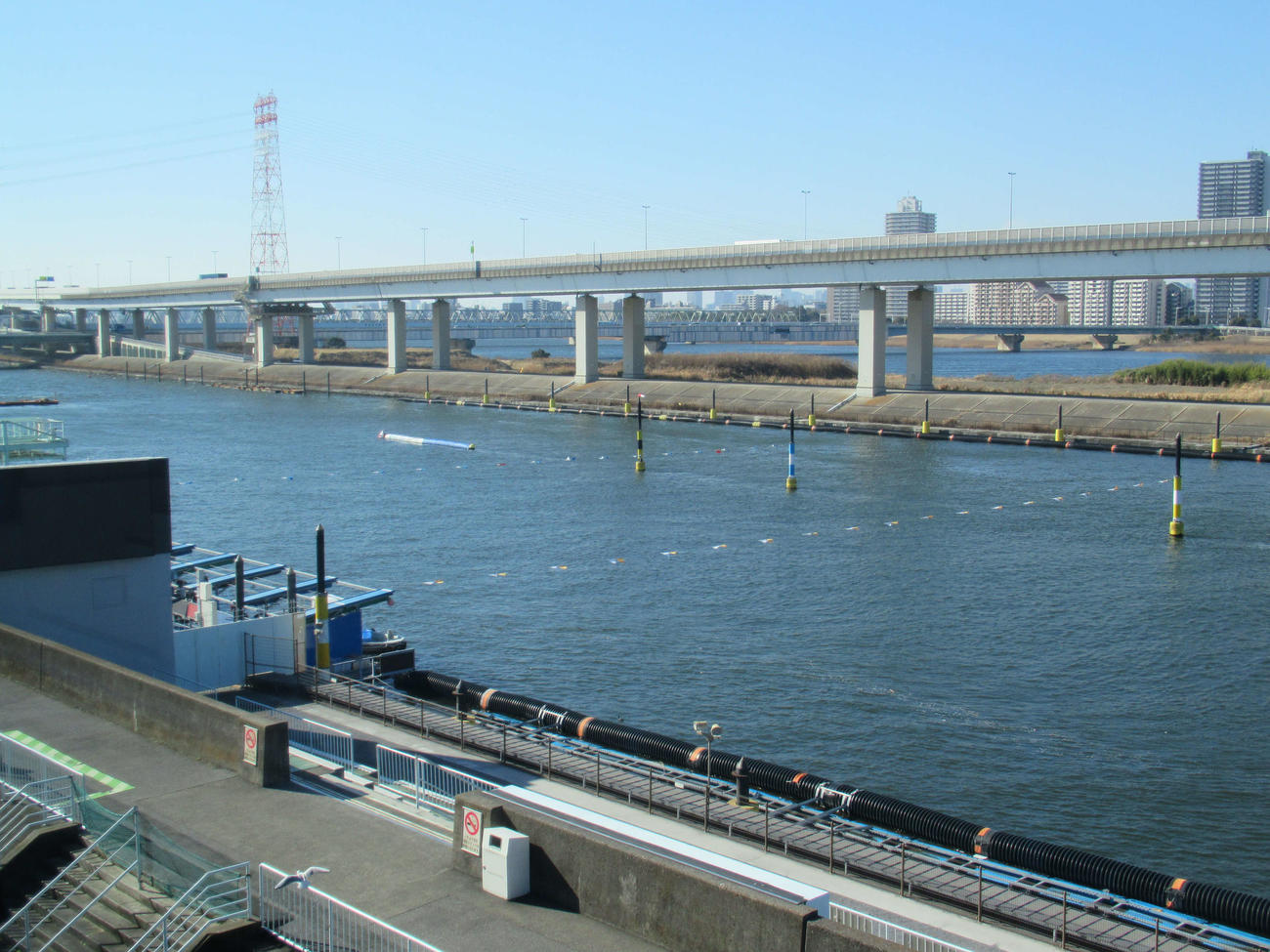江戸川ボート2日目は、強風、高波浪による水面状況の悪化が見込まれるため、中止打ち切りとなった（撮影・高田和典）