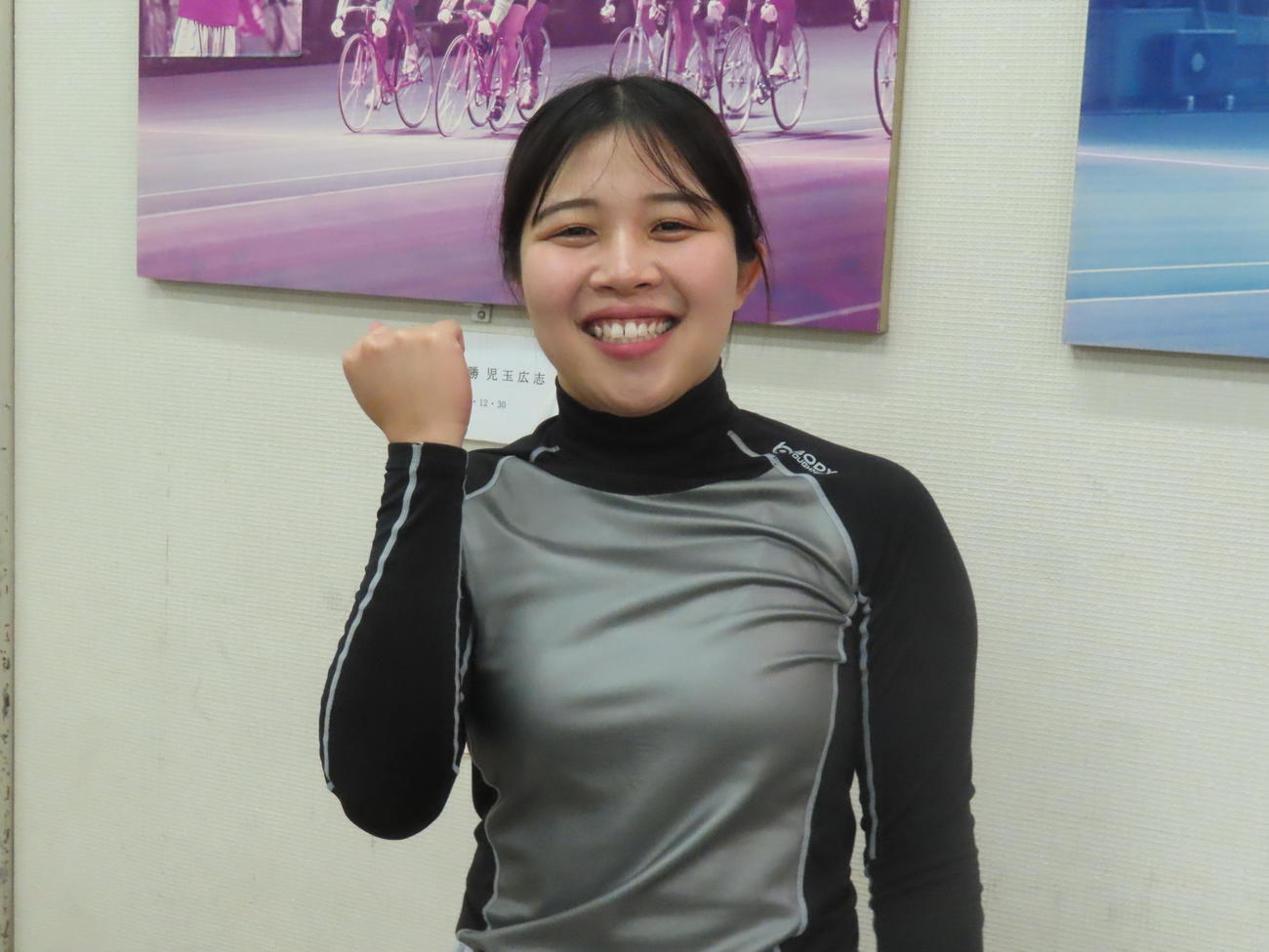 決勝進出を決めガッツポーズをする梶原百香