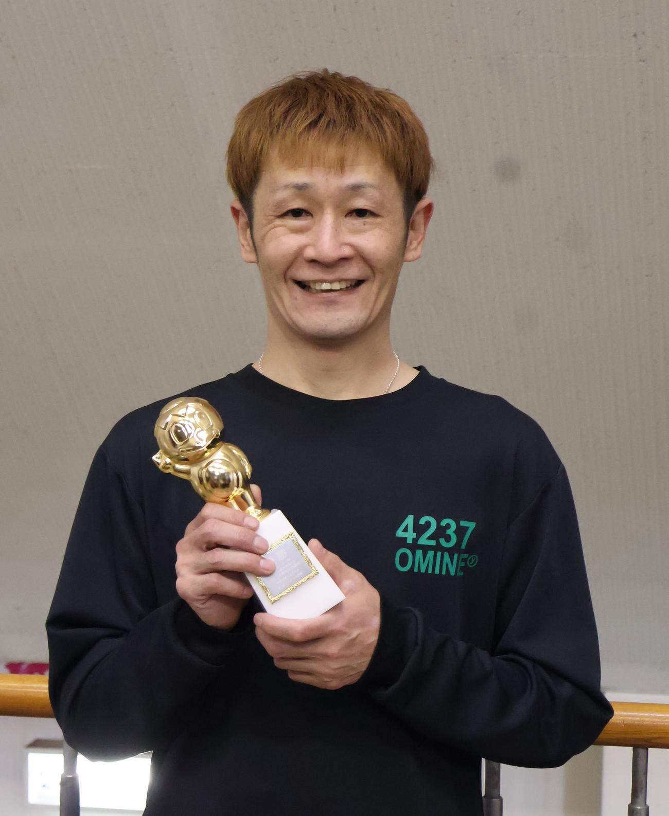 「重い。金だったらいいのに」と笑顔でかっぱくんトロフィーを掲げる大峯豊