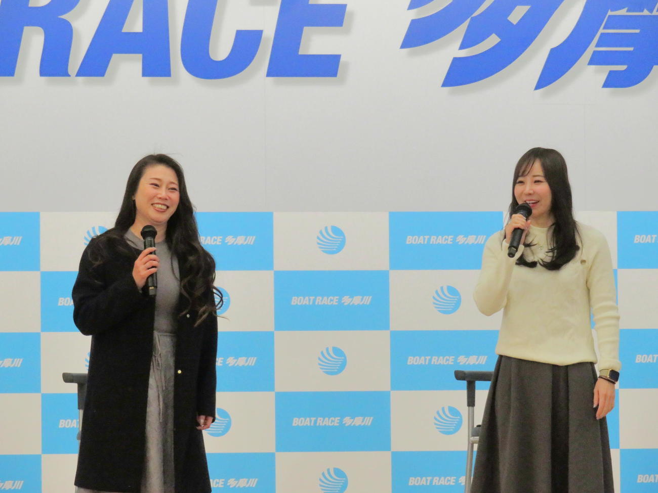 喜多須杏奈（左）と西岡育未がトークショーを行った