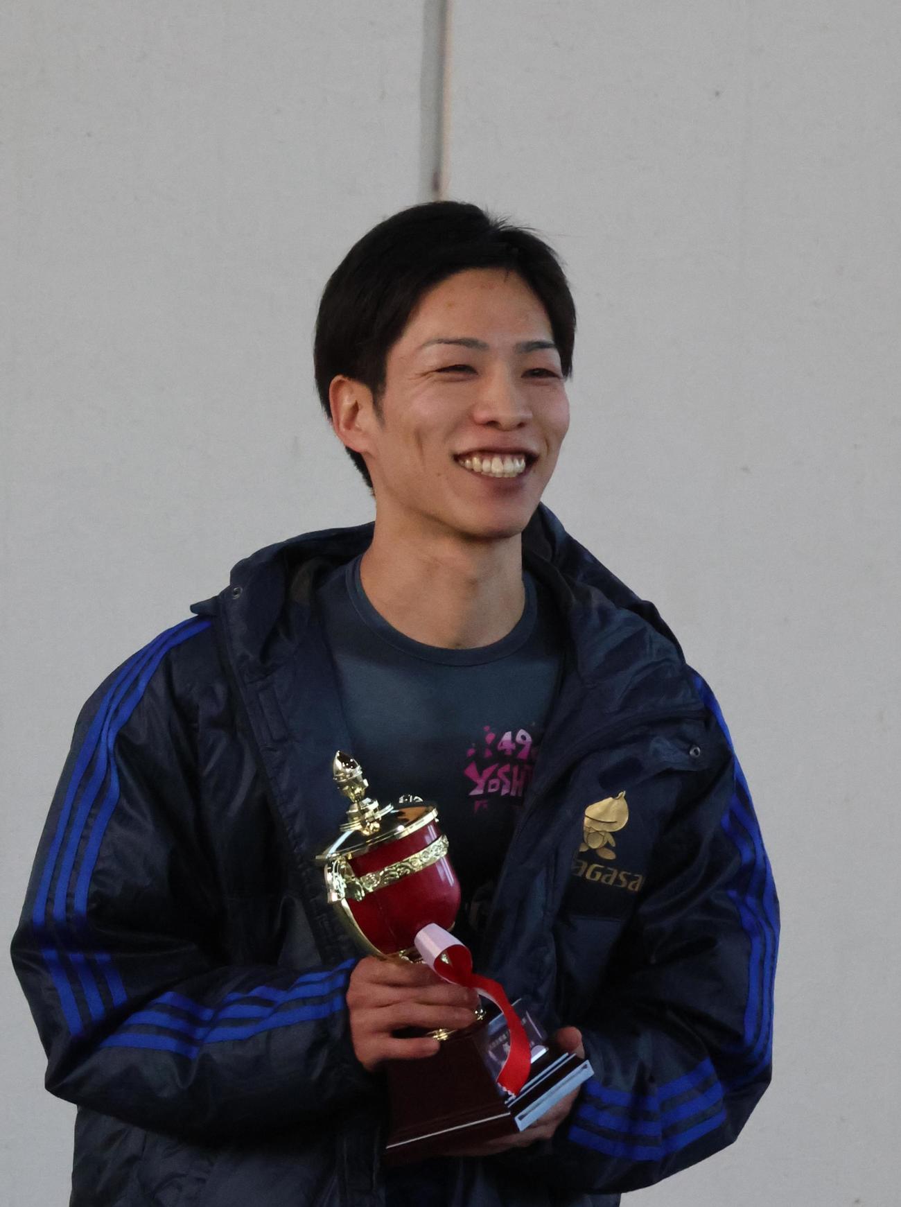 優勝戦は吉田凌太朗がVをつかんだ。優勝トロフィーを手に満面の笑顔を見せた（撮影・北條直治）